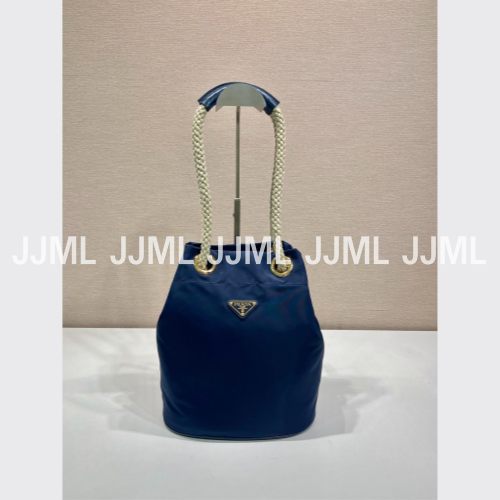 프라다 마리너 스몰 리나일론 버킷백 발틱 블루 1BE082