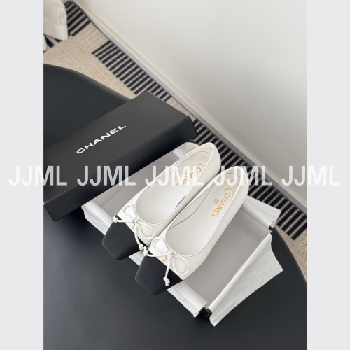 샤넬 클래식 발레리나 그로그랭 토 캡 플랫 슈즈 화이트 블랙