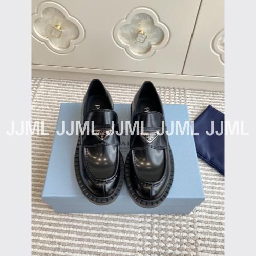프라다 블랙 브러시드 가죽 로퍼