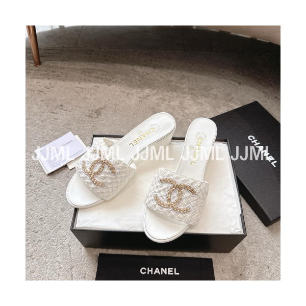 샤넬 26S 체인 더블 C 청키힐 슬리퍼 자수 화이트