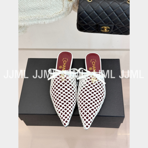 샤넬 26A 더블 C 로우 뮬 화이트