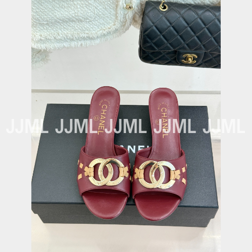 샤넬 메탈릭 더블 C 스트랩 미드힐 슬리퍼 레드