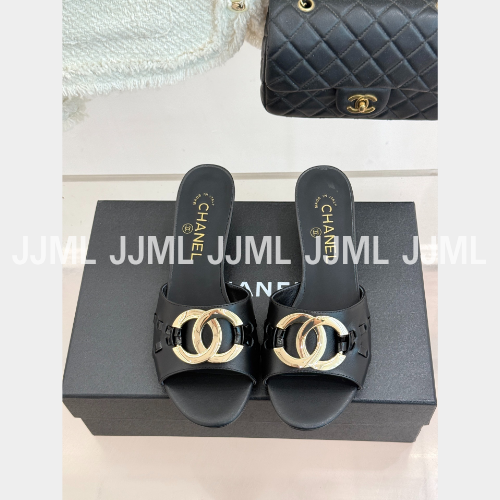 샤넬 메탈릭 더블 C 스트랩 미드힐 슬리퍼 블랙