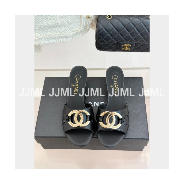 샤넬 메탈릭 더블 C 스트랩 미드힐 슬리퍼 블랙