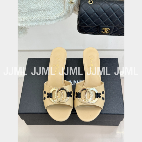 샤넬 메탈릭 더블 C 스트랩 미드힐 슬리퍼 베이지