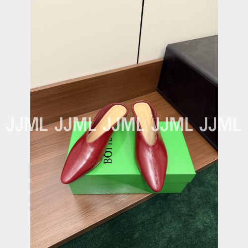 보테가베네타 포인티드 토 키튼힐 뮬 레드
