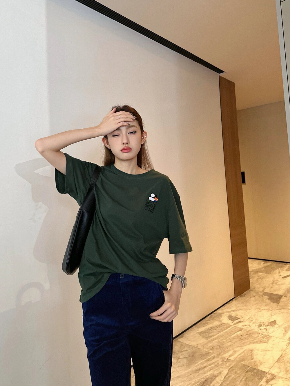 반팔 티셔츠 모델 착용 이미지-S440L5