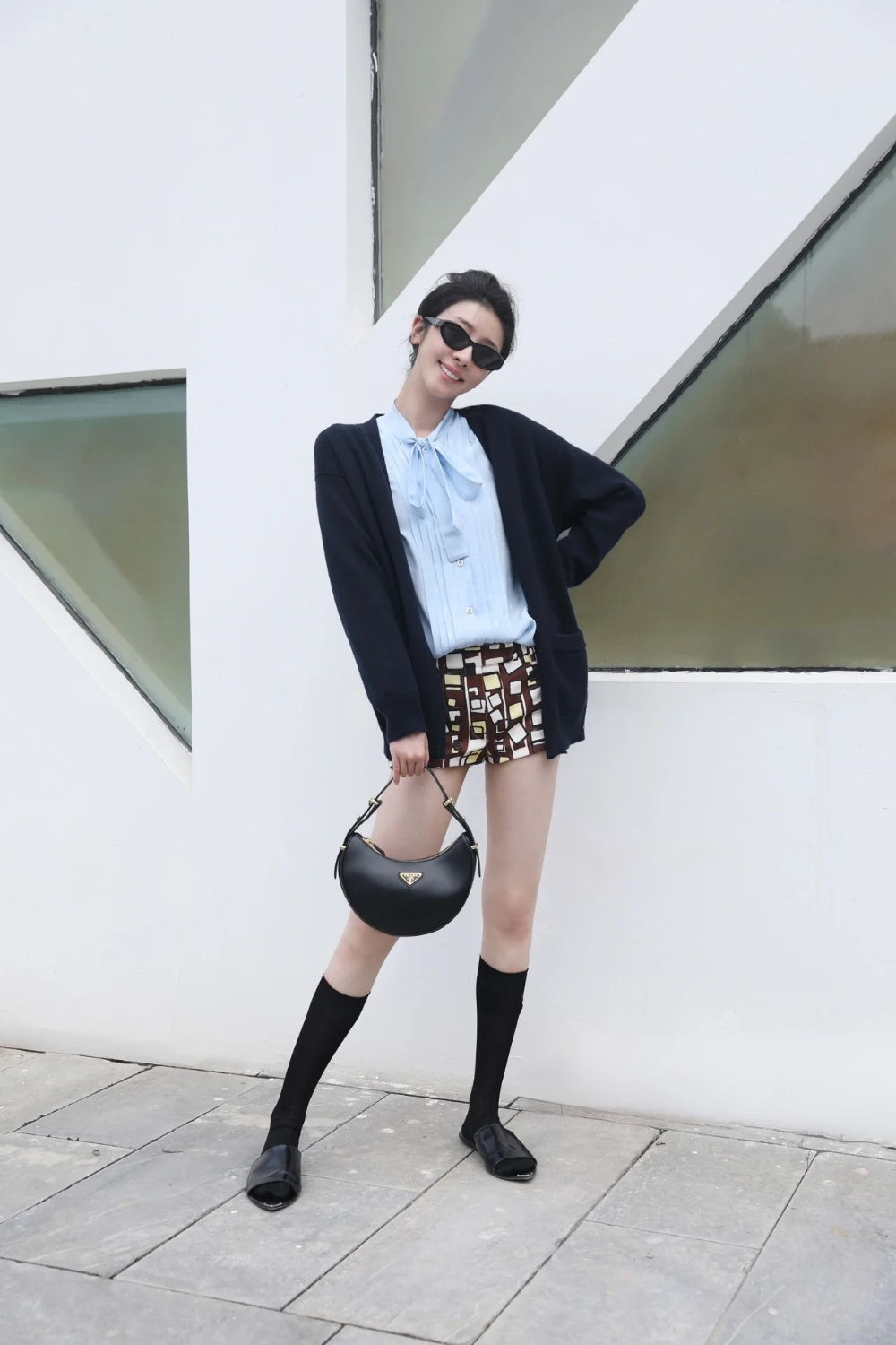 가방 모델 착용 이미지-S34L15