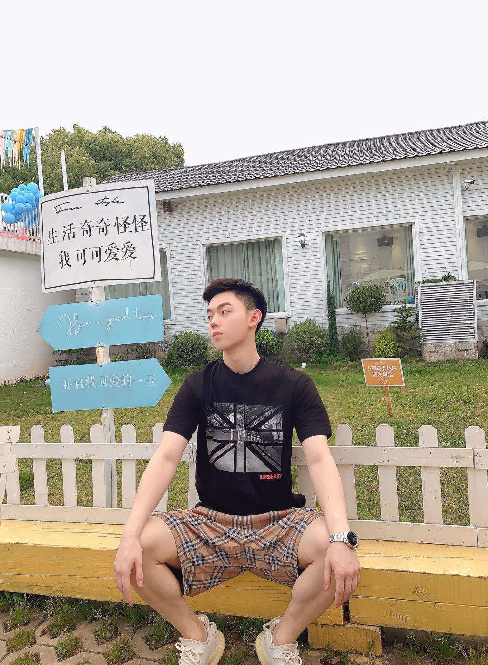 반팔 티셔츠 모델 착용 이미지-S127L12