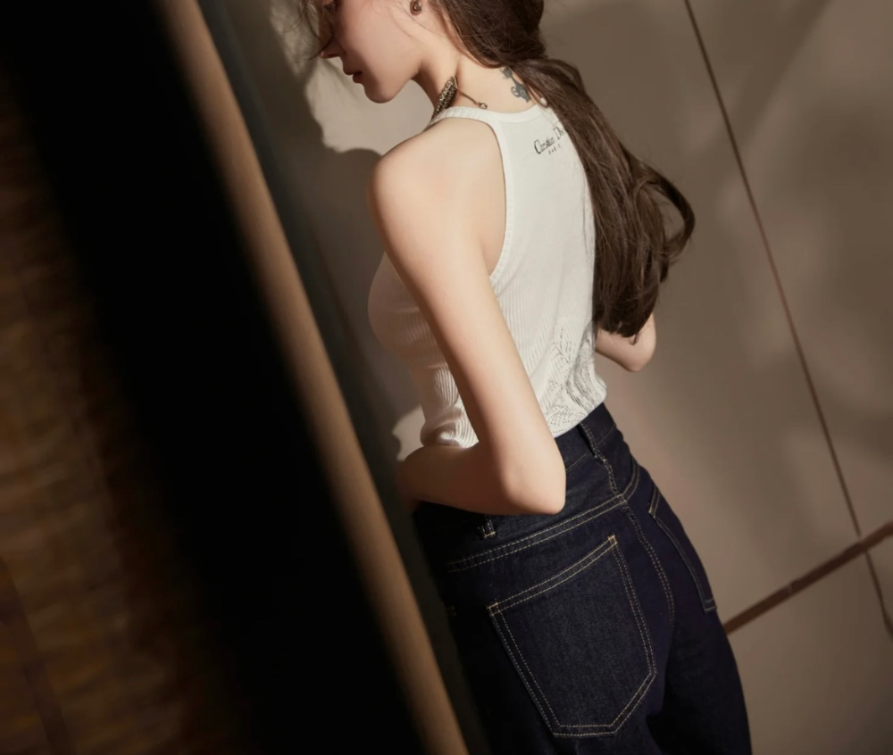 민소매 모델 착용 이미지-S116L14