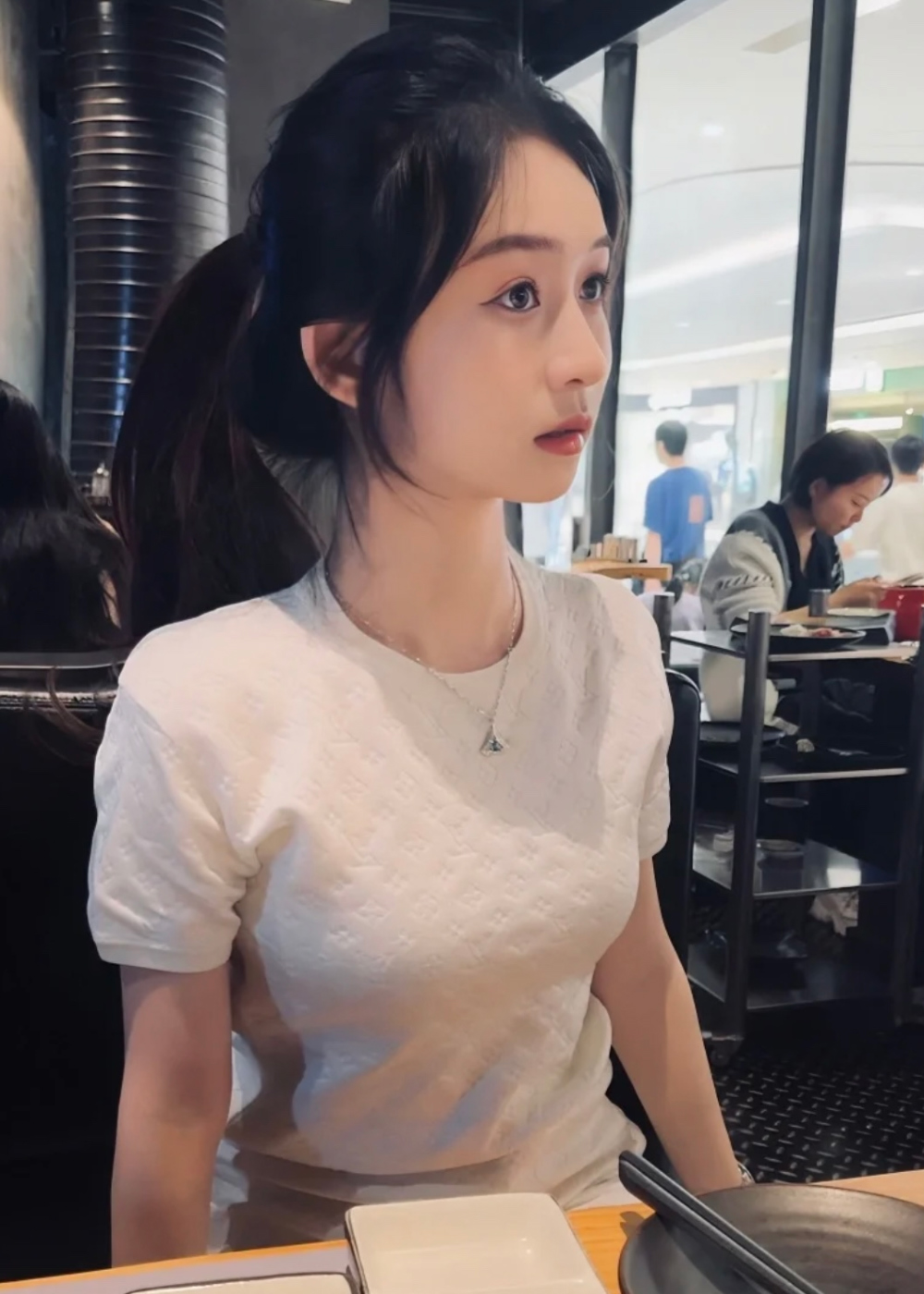 반팔 티셔츠 모델 착용 이미지-S42L11