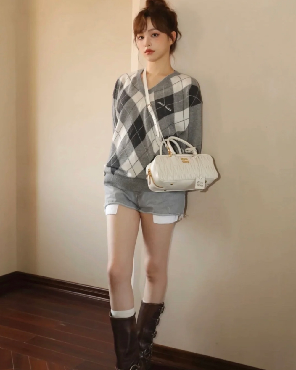 긴팔 티셔츠 모델 착용 이미지-S24L4