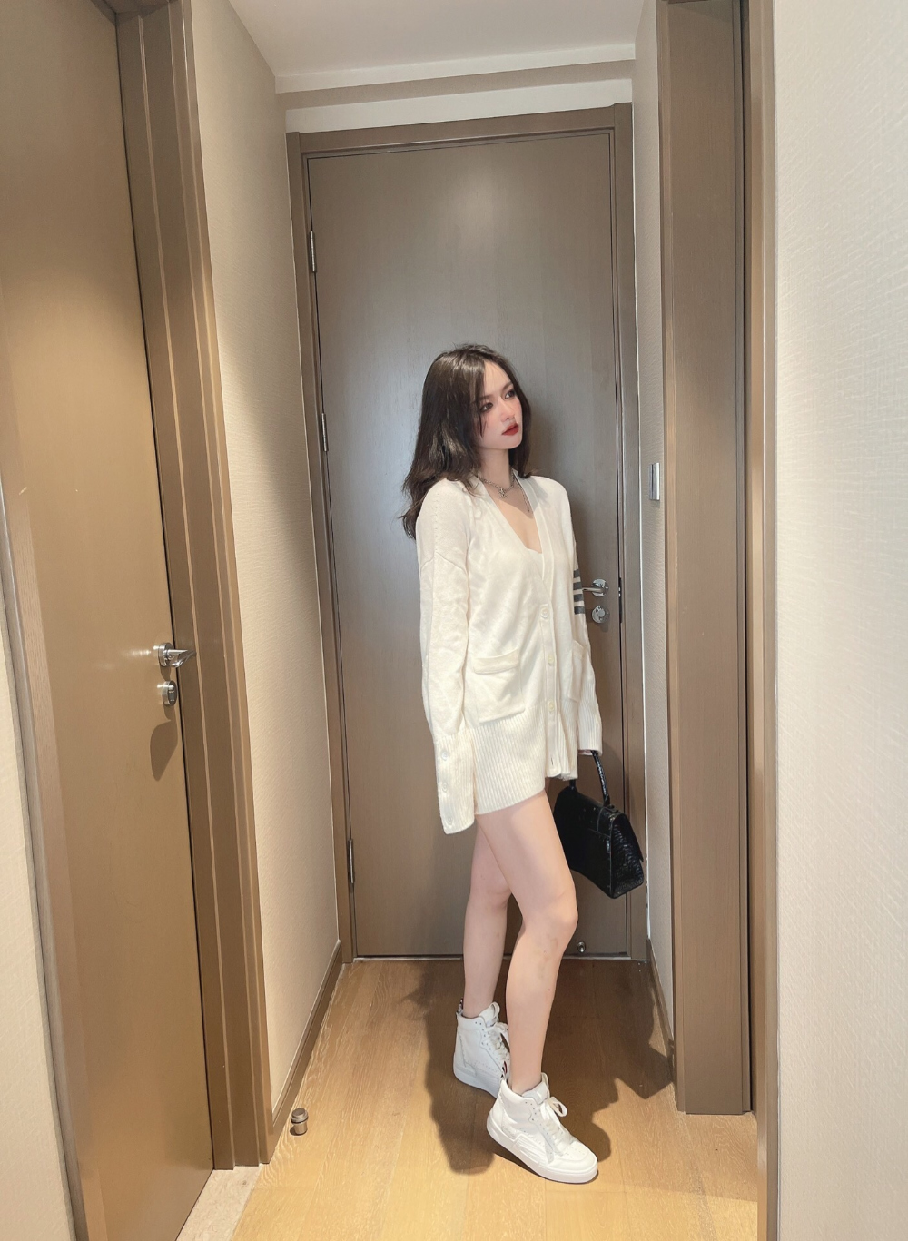 긴팔 티셔츠 모델 착용 이미지-S913L7