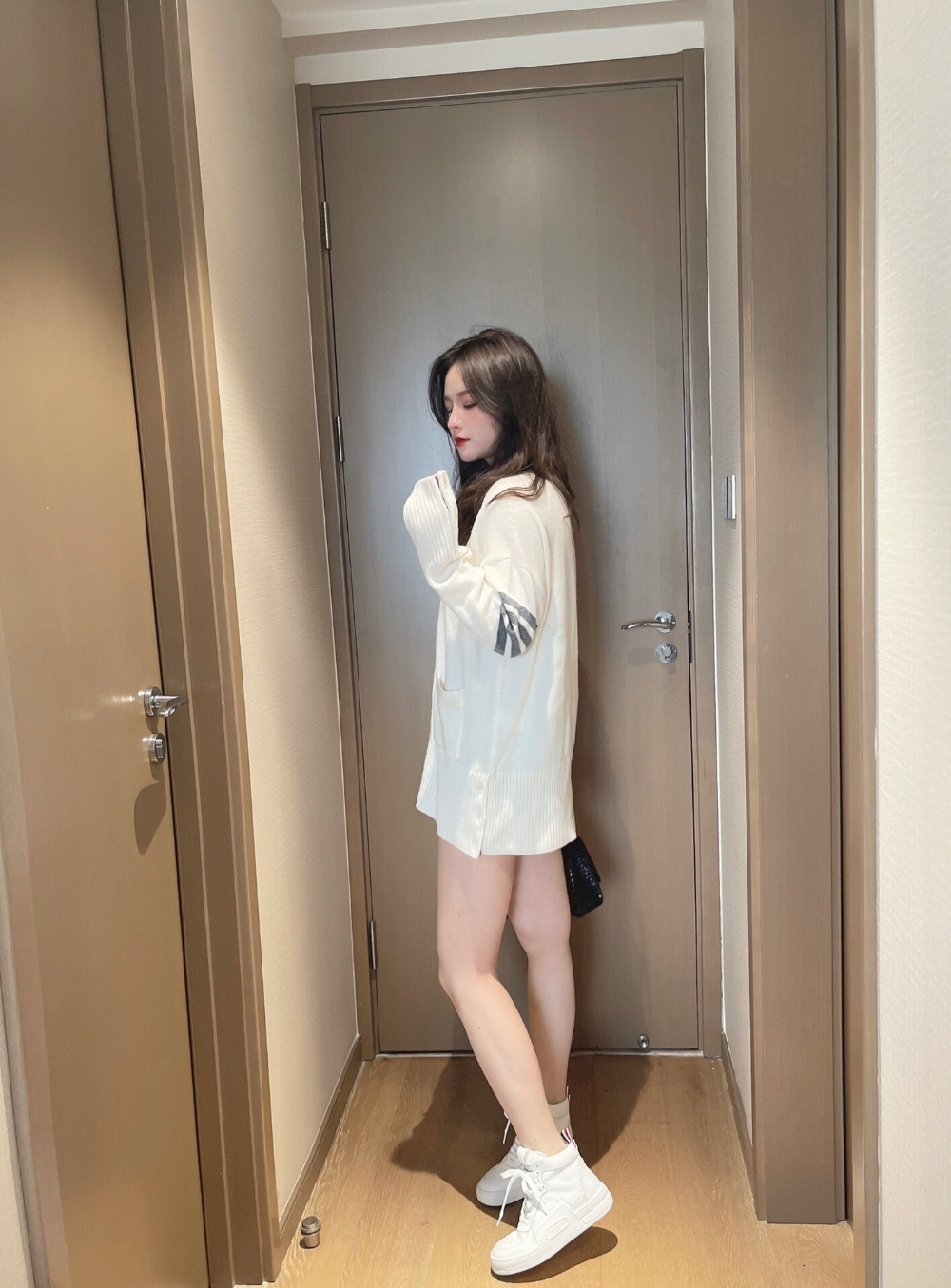 긴팔 티셔츠 모델 착용 이미지-S913L9