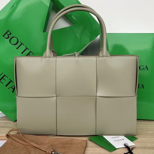 보테가베네타 아르코 토트백 미듐 609175 [카키]