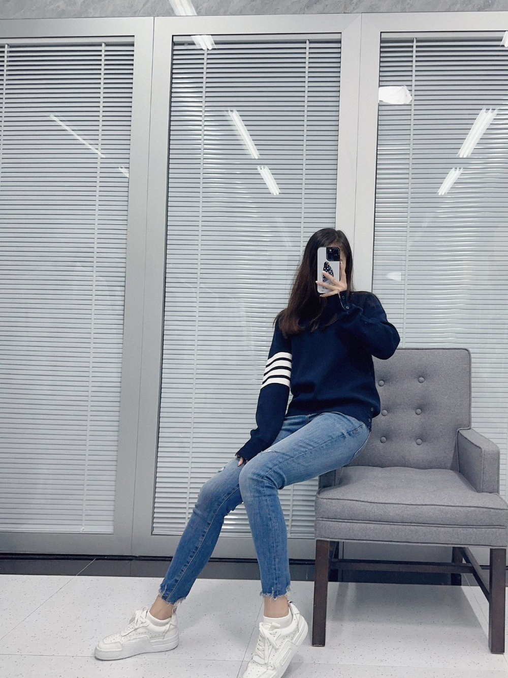 긴팔 티셔츠 모델 착용 이미지-S47L5