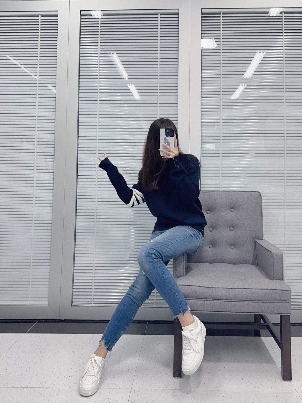 긴팔 티셔츠 모델 착용 이미지-S47L8
