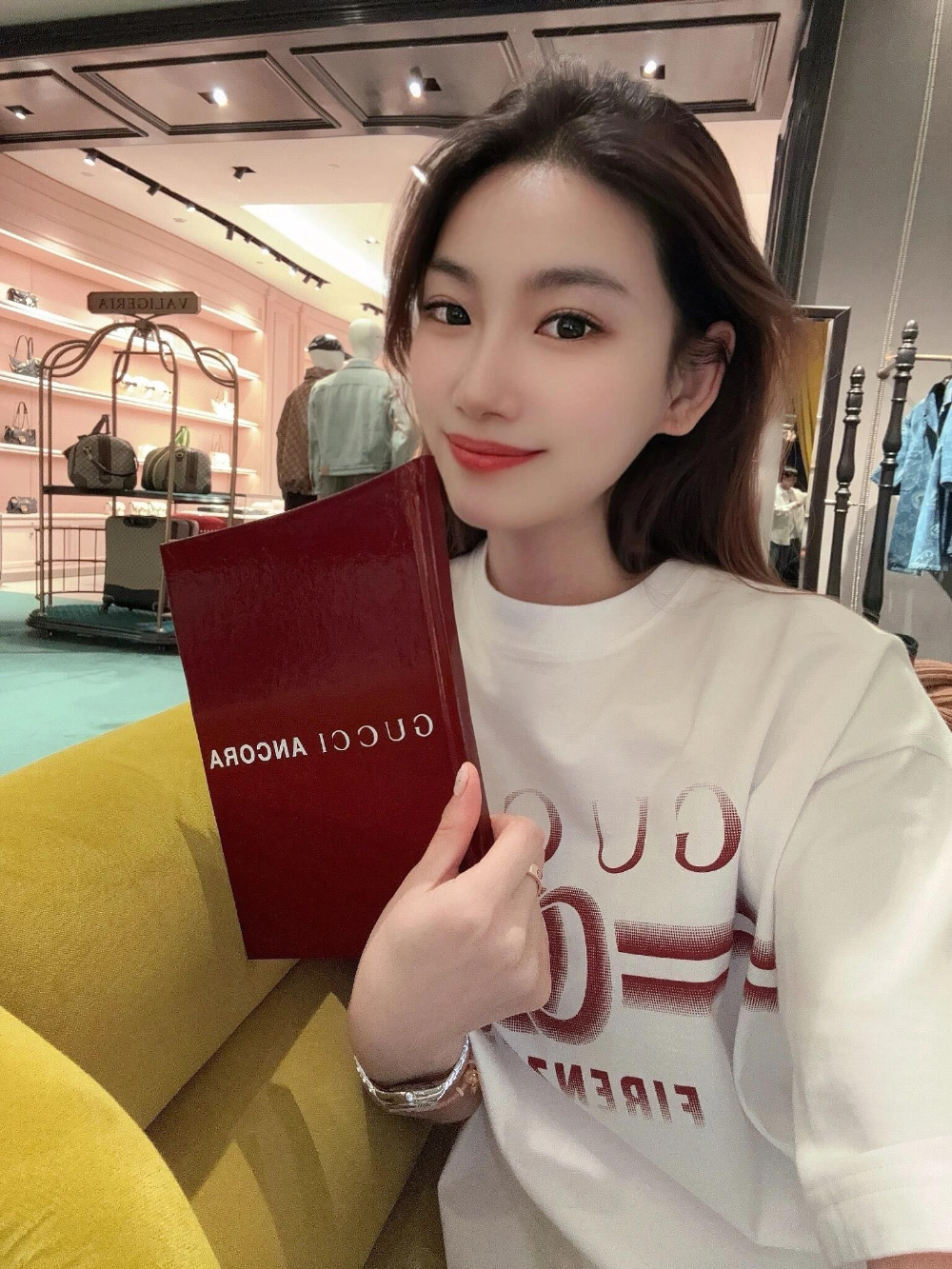 반팔 티셔츠 모델 착용 이미지-S564L6
