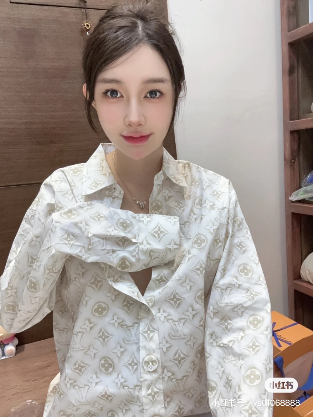 블라우스 모델 착용 이미지-S1162L10