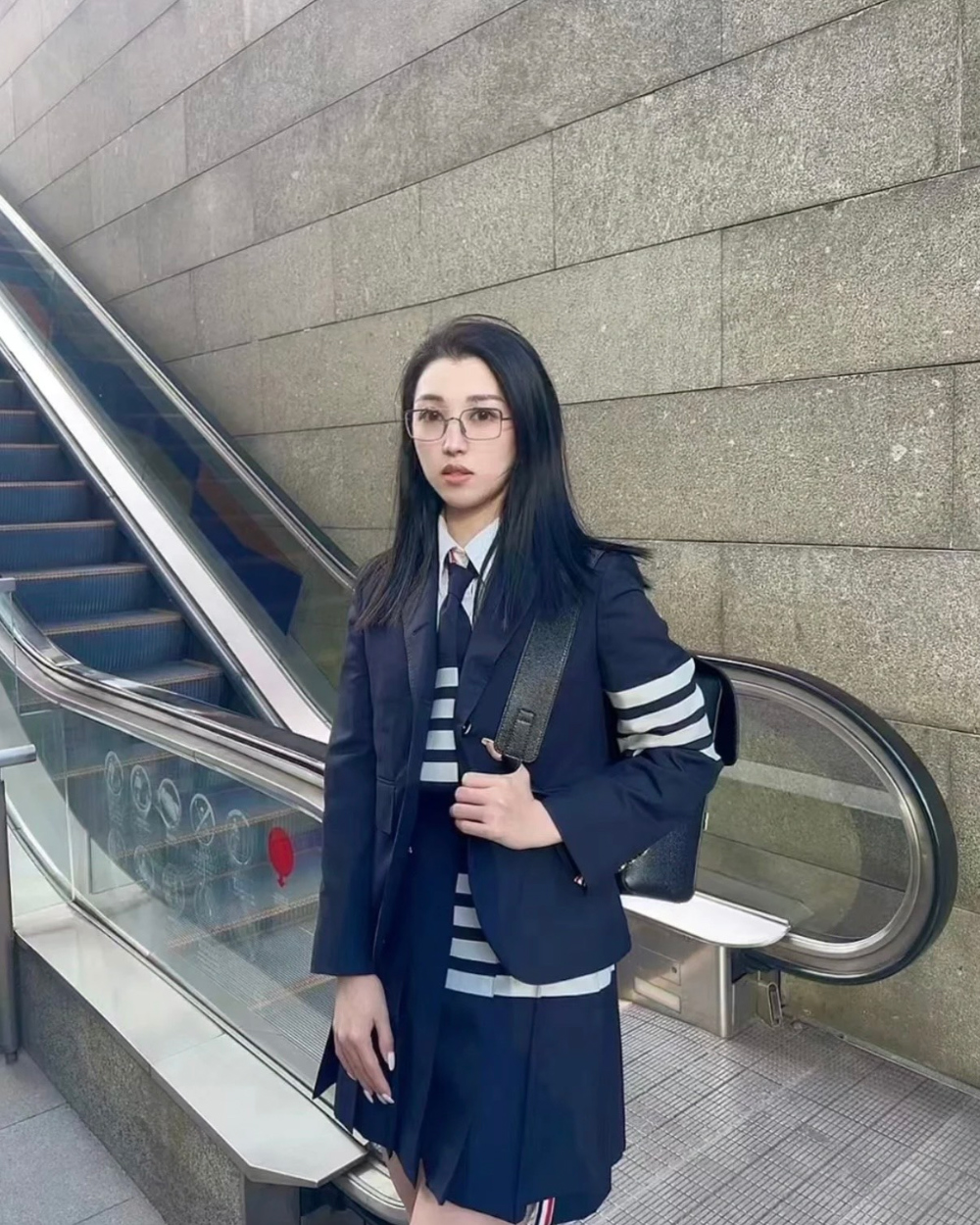 미니 스커트 모델 착용 이미지-S52L12