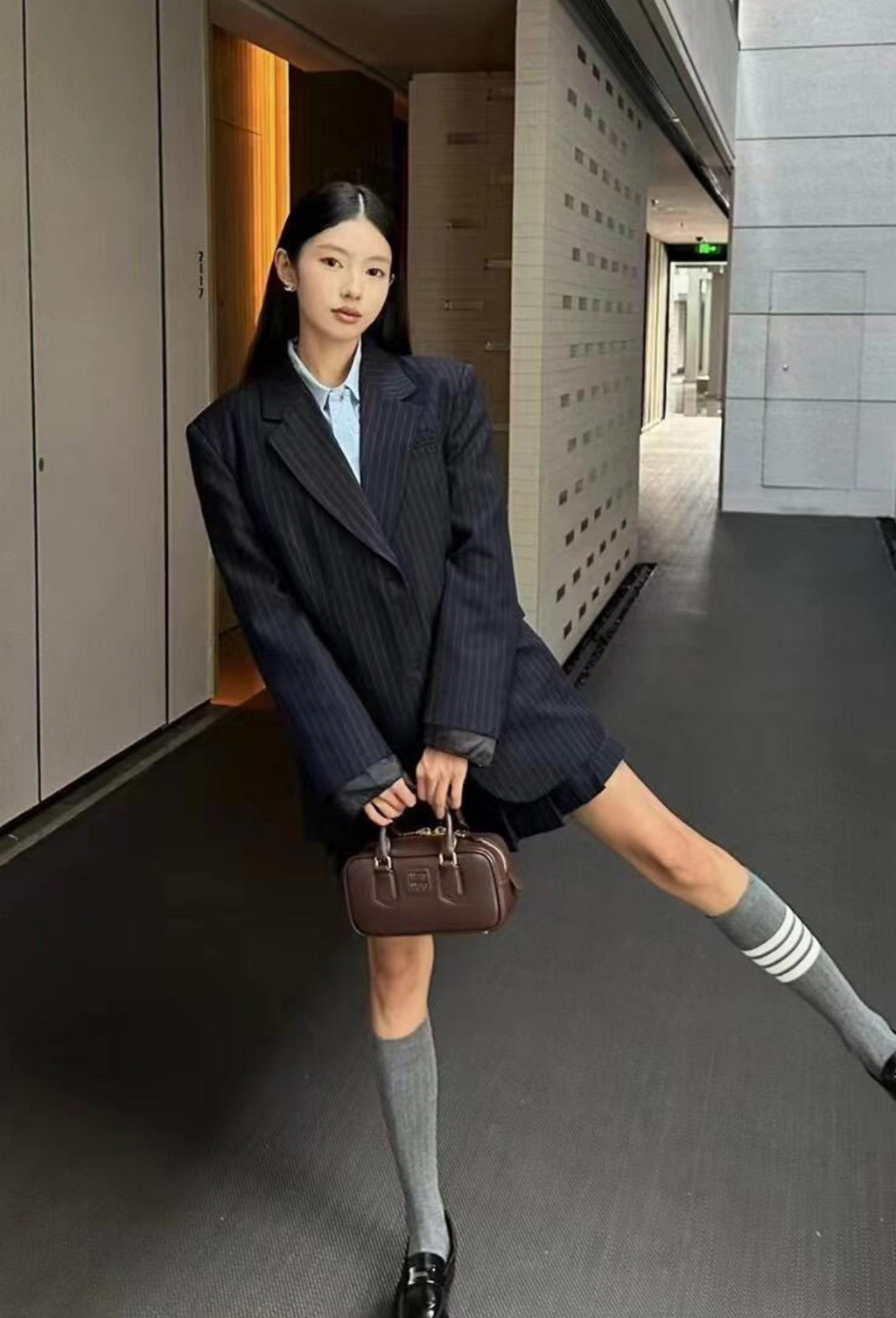 가방 모델 착용 이미지-S349L13
