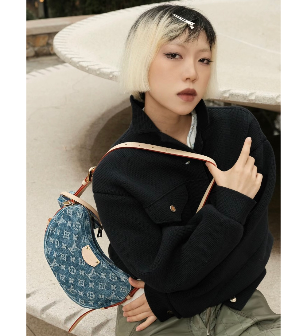 가방 모델 착용 이미지-S73L13