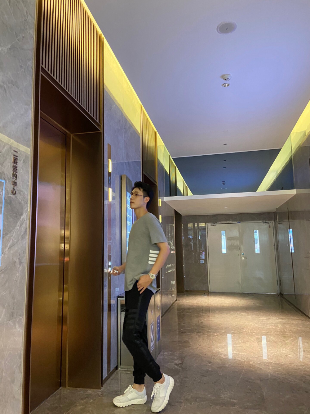 반팔 티셔츠 모델 착용 이미지-S3L20