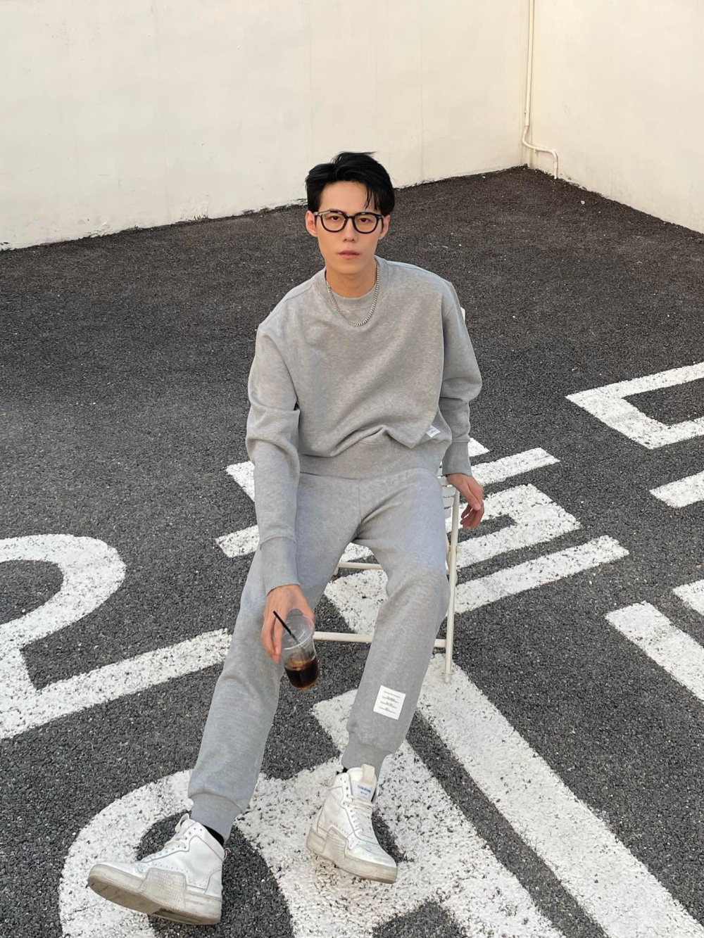 긴팔 티셔츠 모델 착용 이미지-S918L15