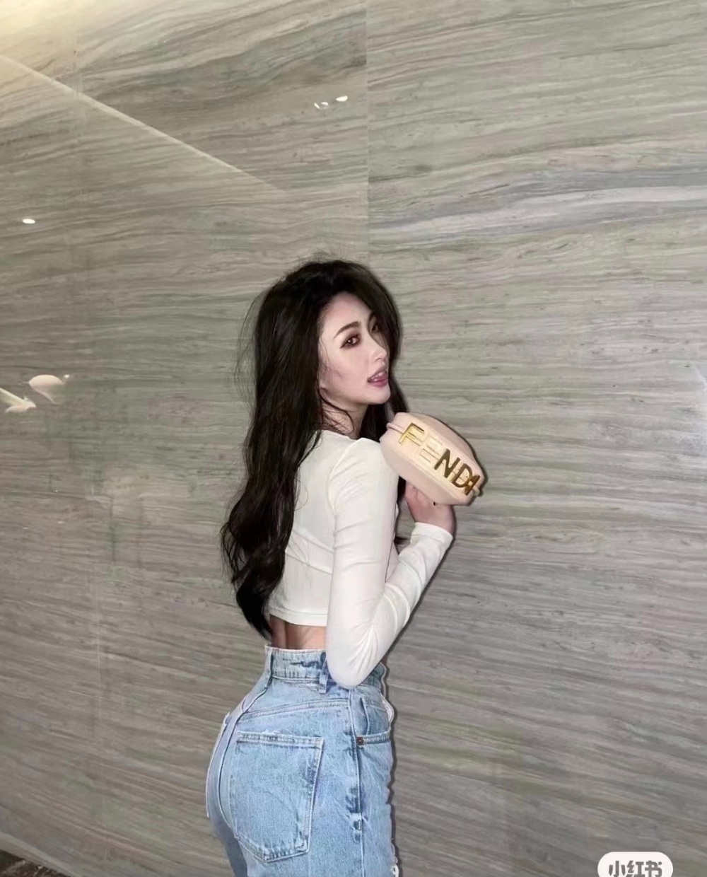 가방 모델 착용 이미지-S13L44