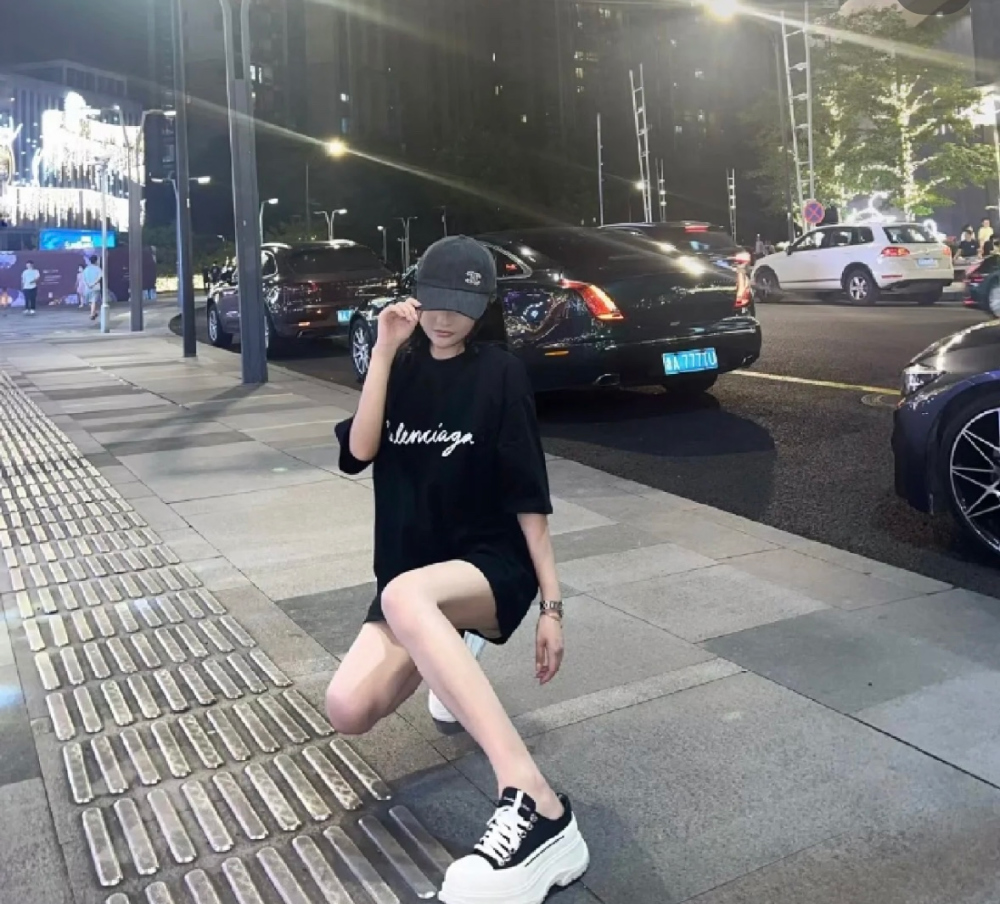 반팔 티셔츠 모델 착용 이미지-S638L8