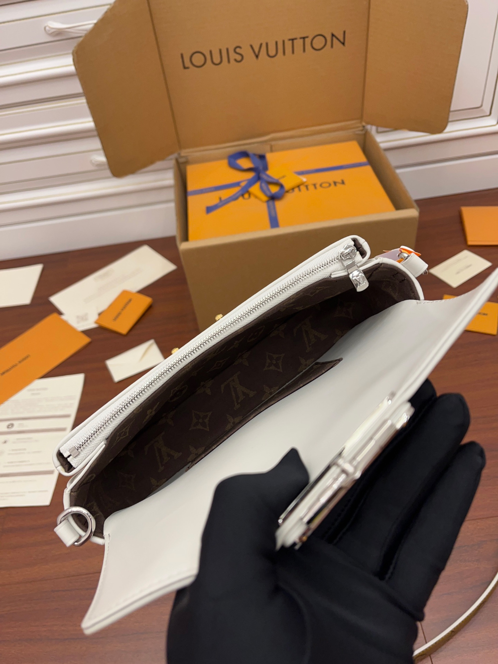 가방 모델 착용 이미지-S155L11