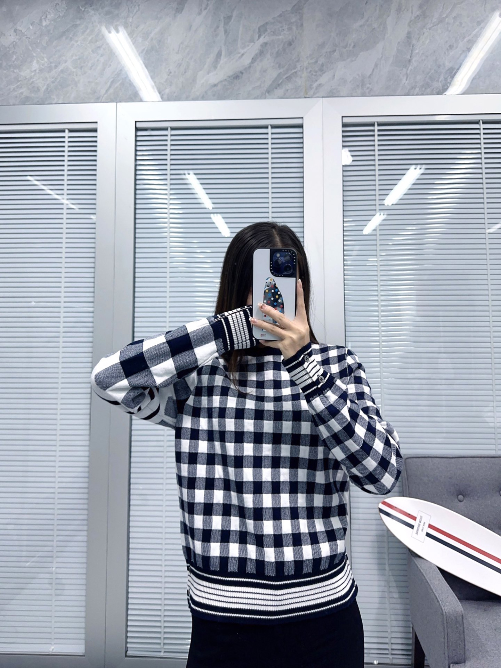 긴팔 티셔츠 모델 착용 이미지-S26L6