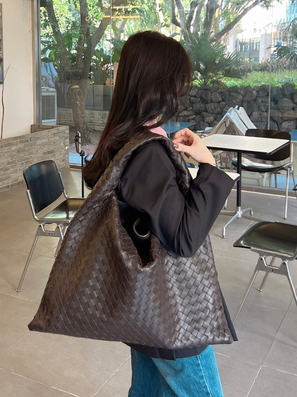 가방 모델 착용 이미지-S58L25
