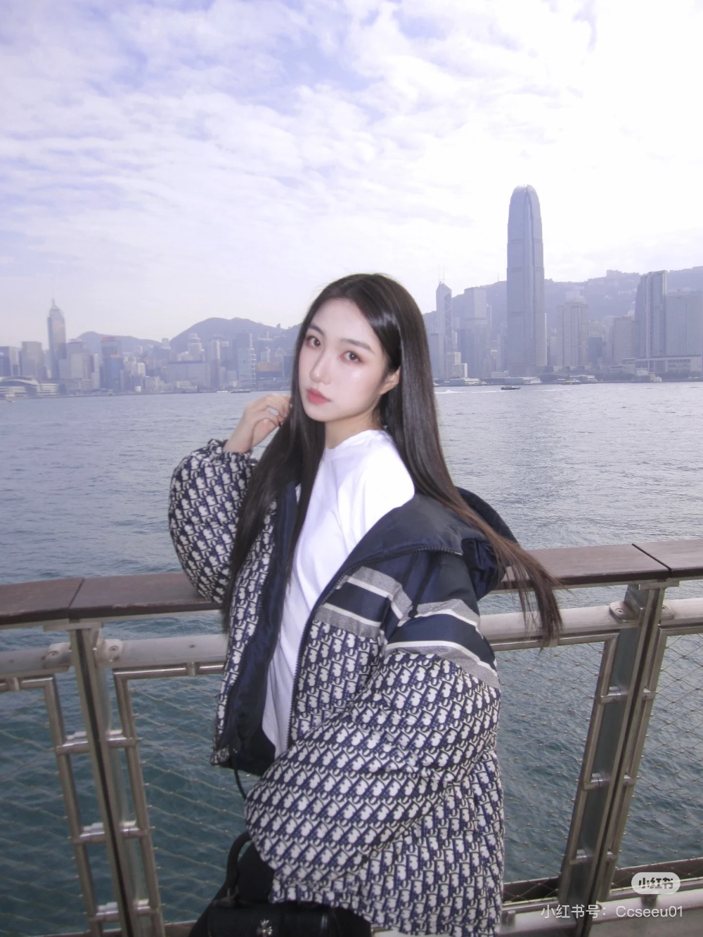 패딩 모델 착용 이미지-S142L12