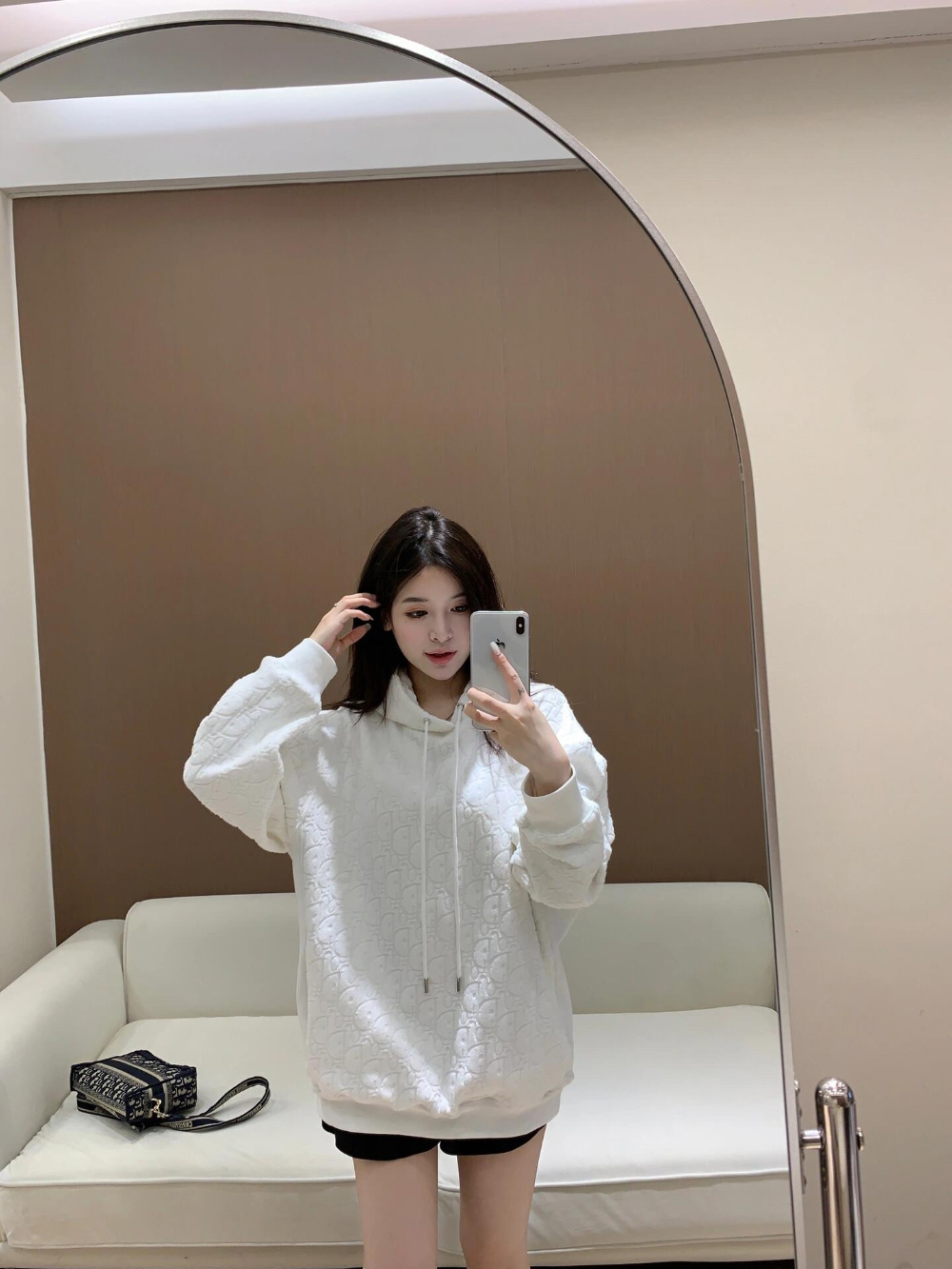 긴팔 티셔츠 모델 착용 이미지-S88L5