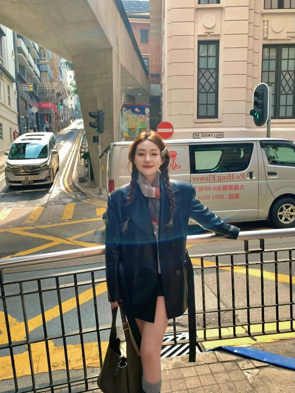 가방 모델 착용 이미지-S32L11