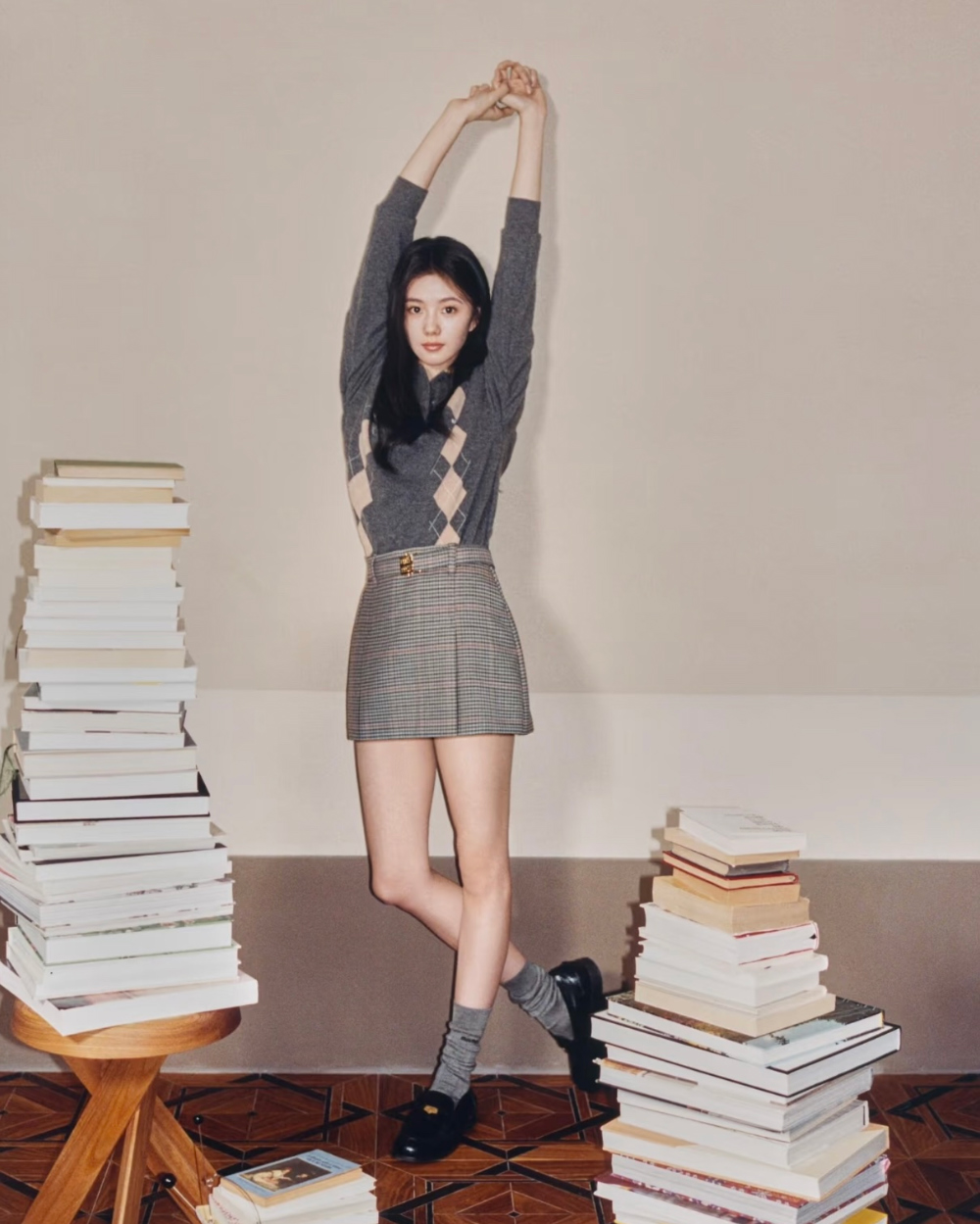 긴팔 티셔츠 모델 착용 이미지-S180L5