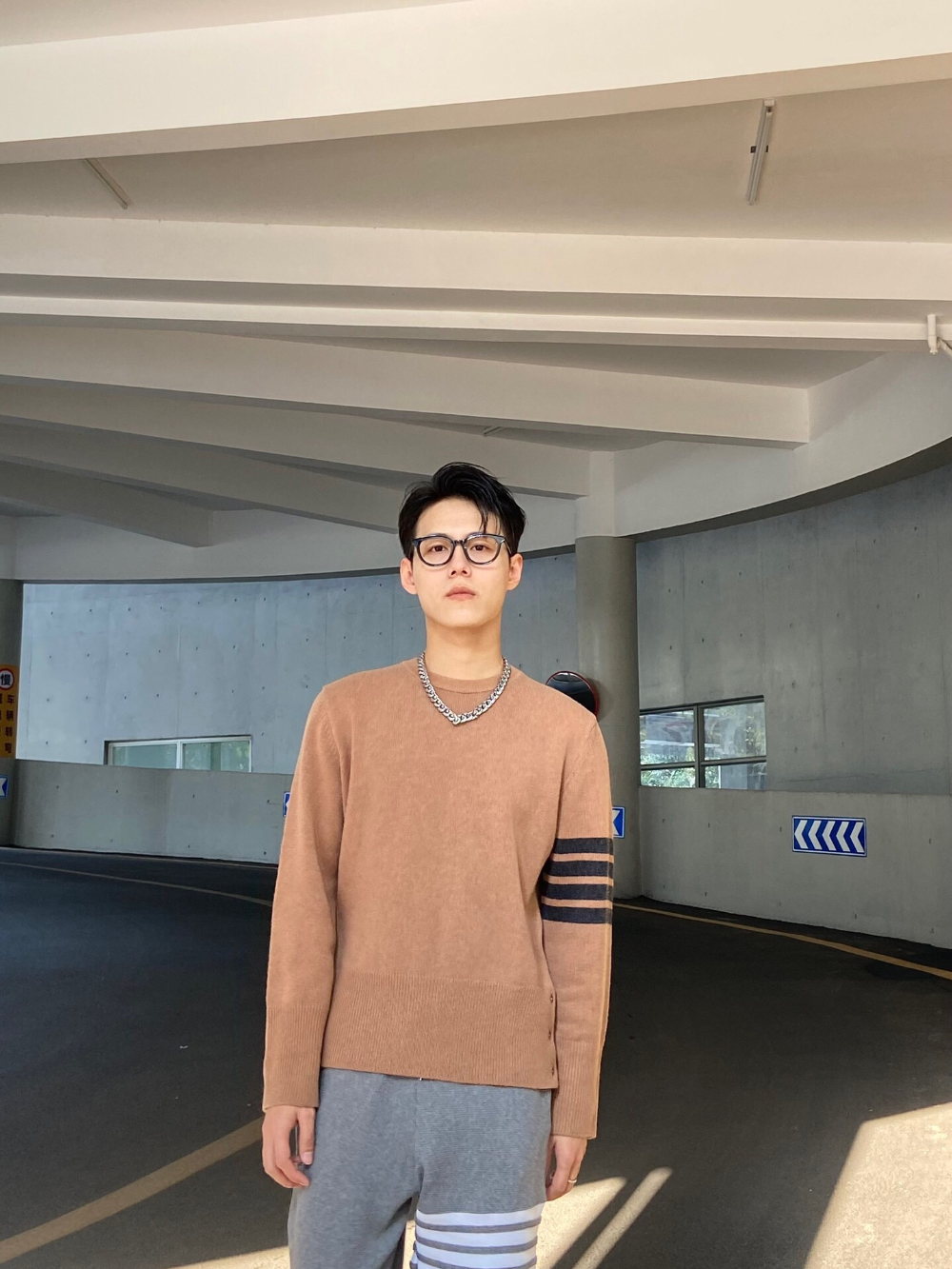 긴팔 티셔츠 모델 착용 이미지-S912L6