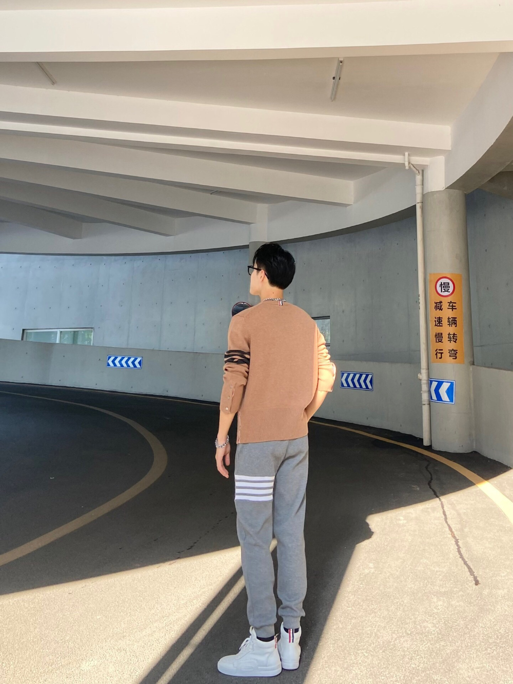 긴팔 티셔츠 모델 착용 이미지-S912L7