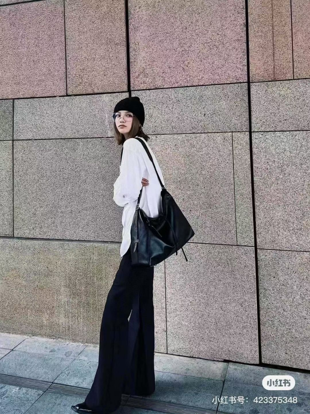 가방 모델 착용 이미지-S77L9