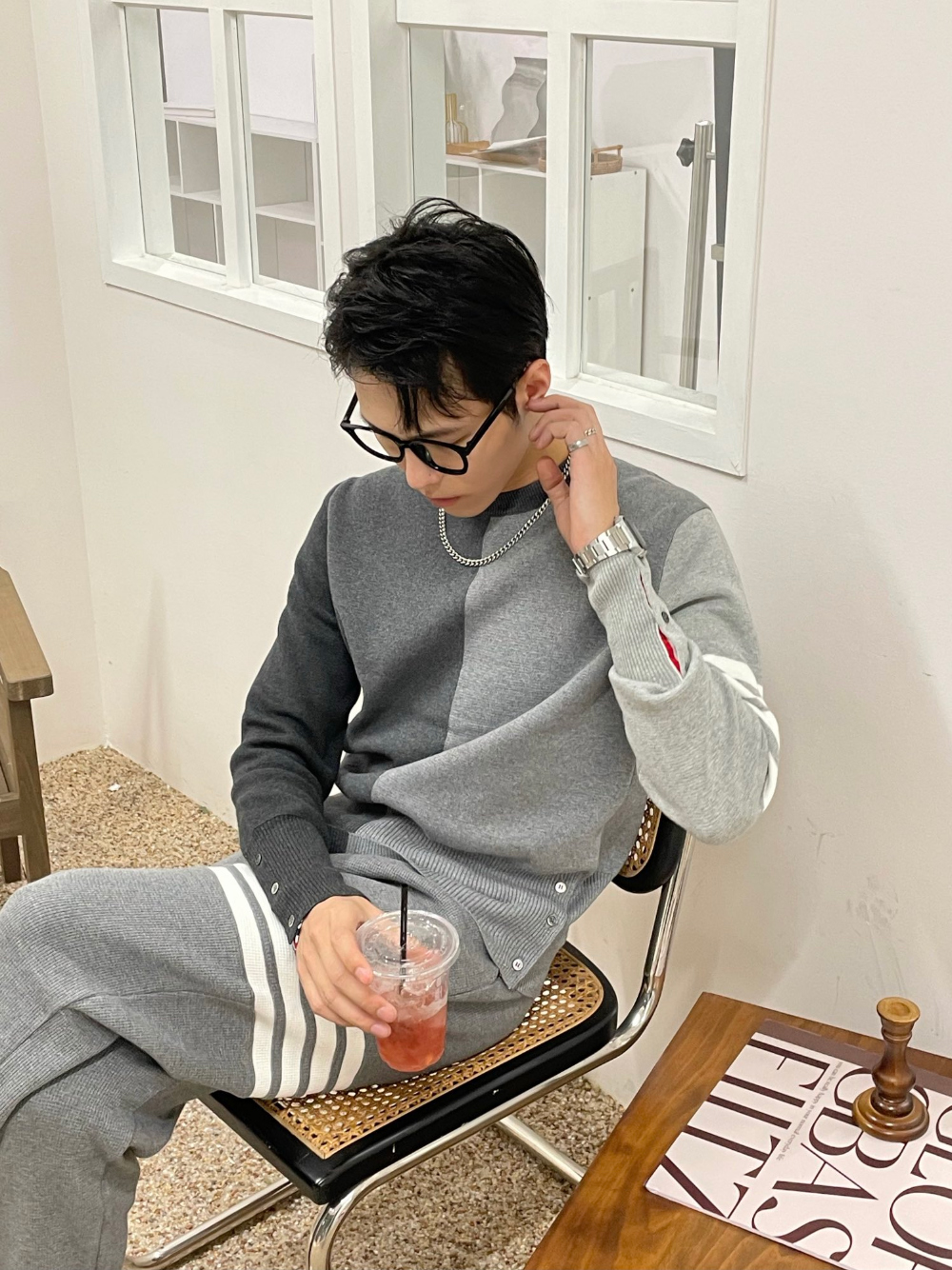 긴팔 티셔츠 모델 착용 이미지-S915L11