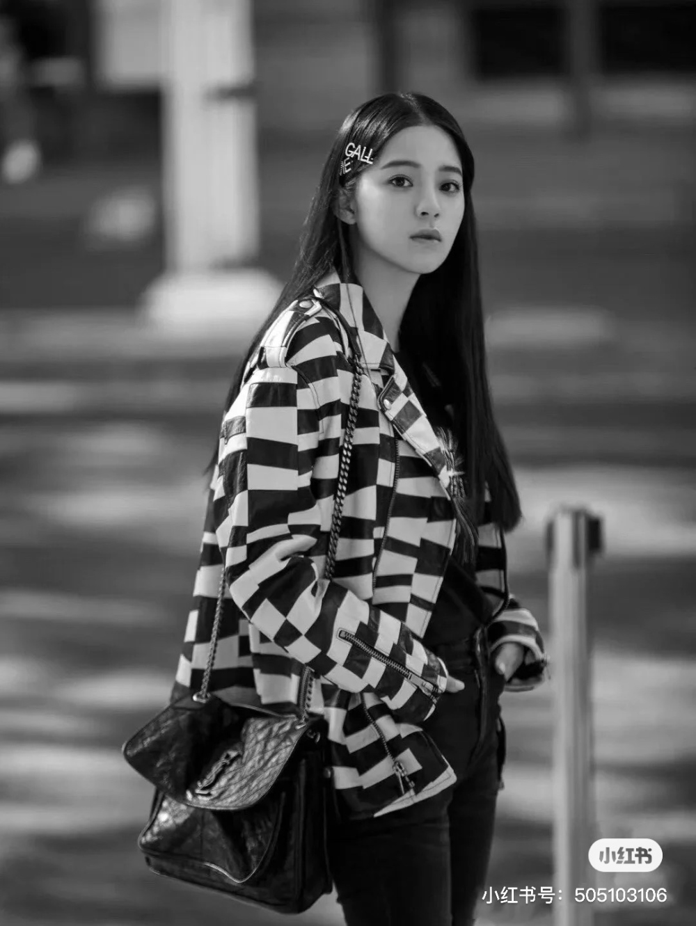 가방 모델 착용 이미지-S28L11