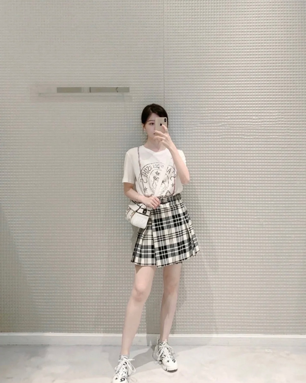 반팔 티셔츠 모델 착용 이미지-S20L11