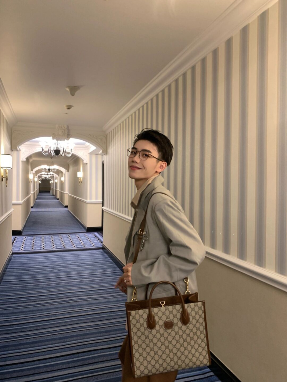 가방 모델 착용 이미지-S12L14