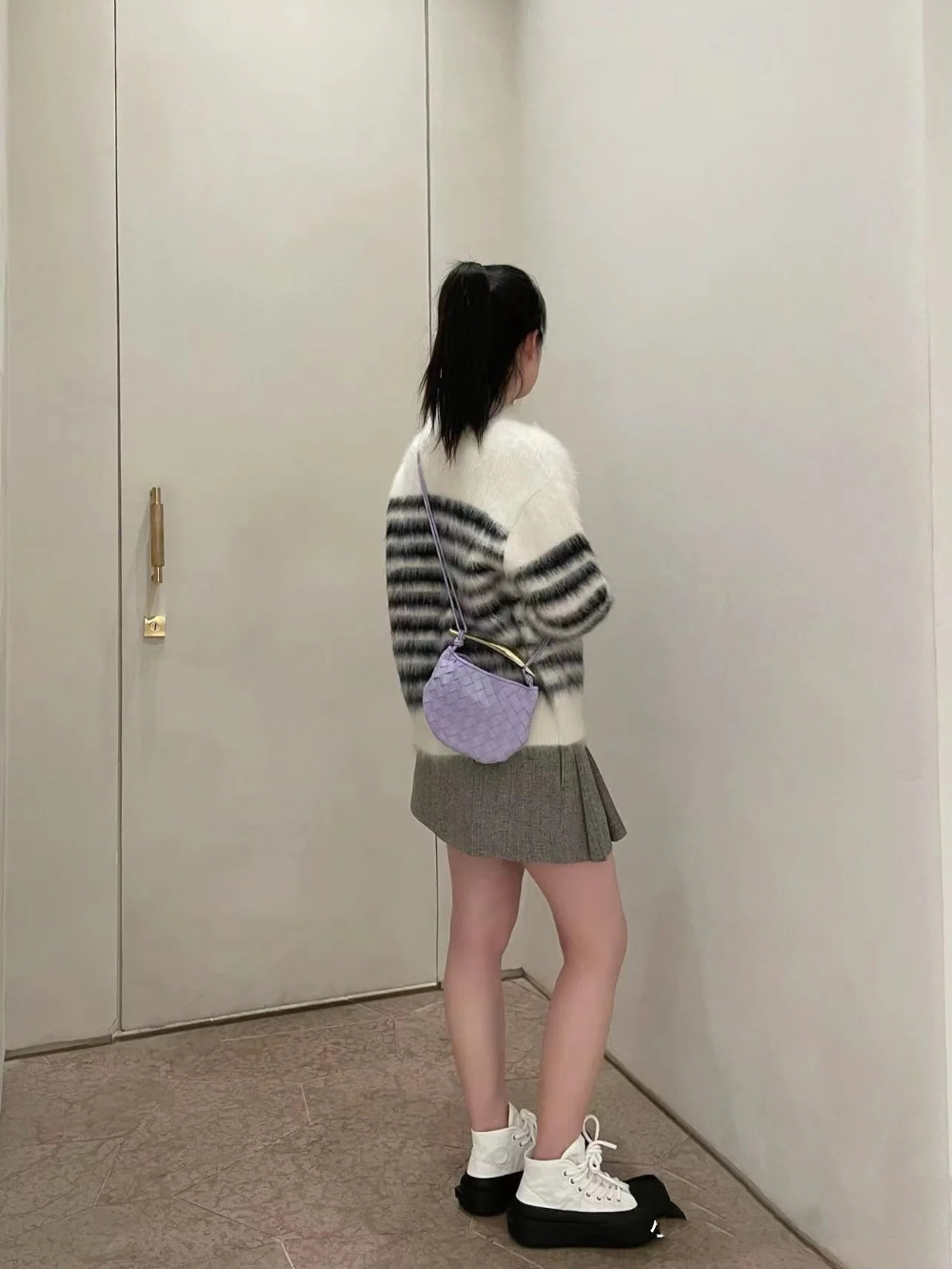 가방 모델 착용 이미지-S50L23